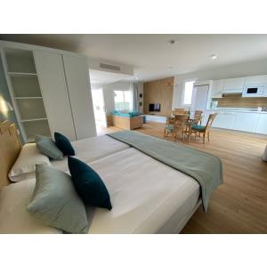 LIVVO ESMERALDA MARIS - Alojamientos en COSTA CALMA